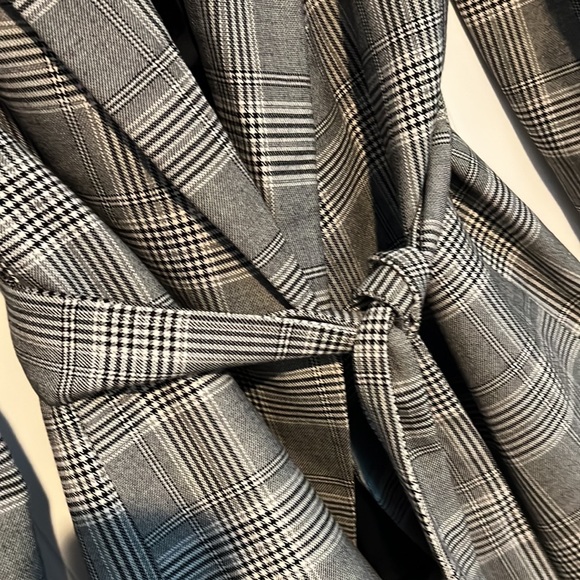 H&M black and white lined blazer with tie belt - Picture 2 of 6